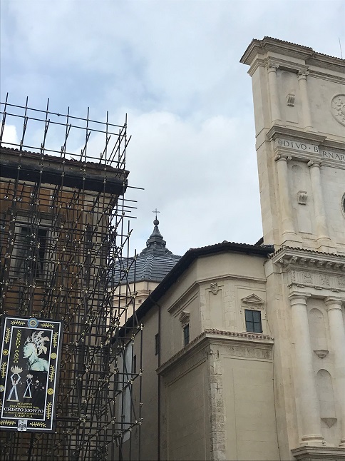 Particolare della cupola e del campanile della Basilica di S. Bernardino dopo il terremoto Aprile 2018