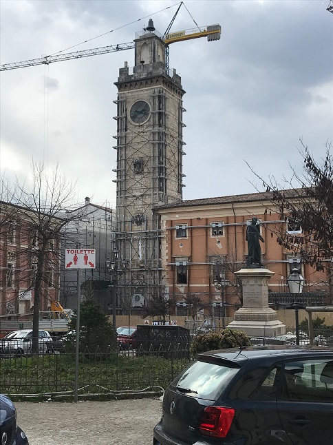 Piazza Palazzo, sullo sfondo il palazzo comunale Regina Margherita e la torre civica Aprile 2018