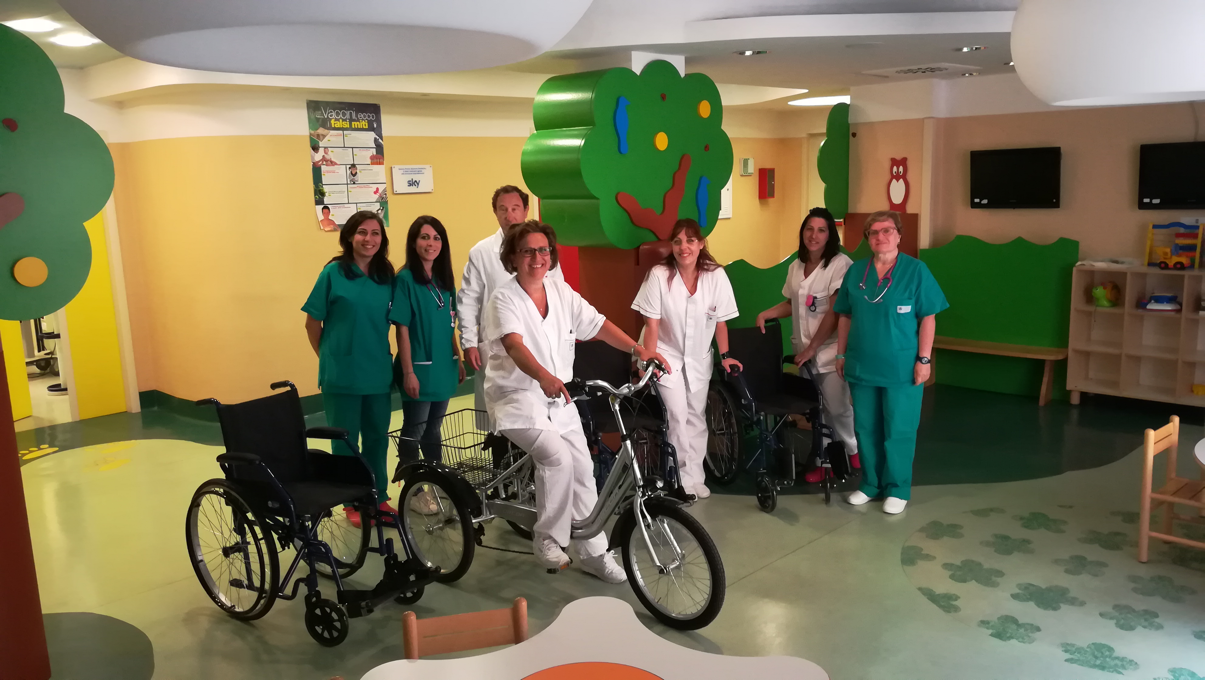 Donazione al reparto di pediatria e al pronto soccorso pediatrico dell'ospedale San Salvatore de L'Aquila delle attrezzature richieste dal primario Alberto Verrotti. 22 giugno 2017