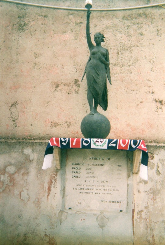 Statua situata nel settore distinti dello stadio