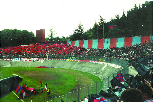 L'Aquila-Gualdo 1992....sullo sfondo le mura ripittate di rosso-blu da Piero