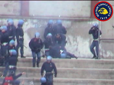 Scontri dentro lo stadio. Lancio di torce e bombe carta con ferimento di 3 poliziotti in L'Aquila-Sambenedettese 15 Dicembre 2002 serie C1