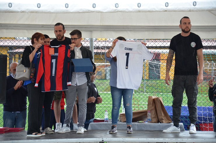 Venerdi 21 Settembre 2018: inaugurazione progetto "Ultras d'Italia per Amatrice". Donate maglie commemorative Amatrice calcio alla famiglia di Gianni Cicconi