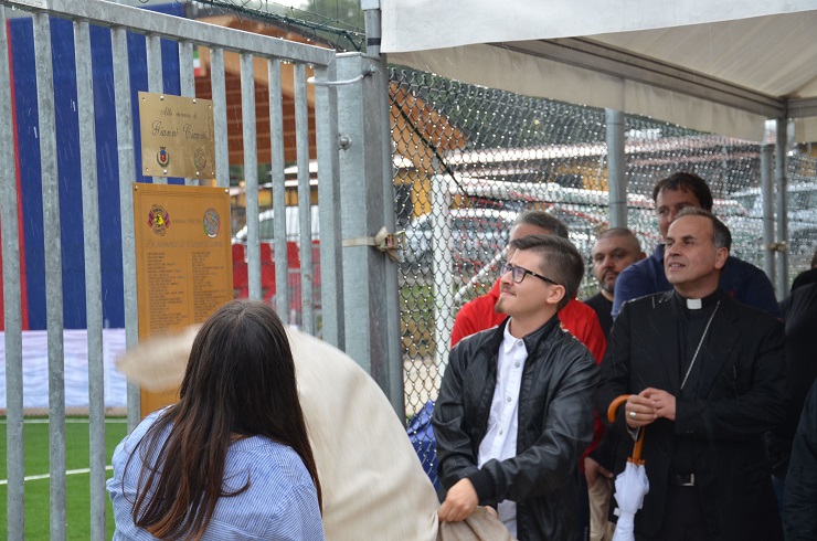 Benedetta e Francesco, figli di Gianni Cicconi, scoprono la targa commemorativa all'ingresso del campo polivalente.
