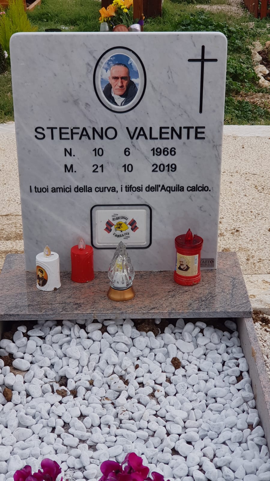 In memoria di Stefano Valente, lapide pagata grazie al contributo di tutti i ragazzi della curva e di tutti i tifosi, che ci hanno aiutato a dare una degna sepoltura a Stefano.