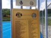 Targa commemorativa per Gianni Cicconi all'ingresso del campo polivalente e riportante i nomi di tutte le curve/gruppi che hanno partecipato al progetto