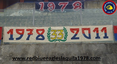 Striscione celebrativo esposto in occasione del 33°anno dalla nascista del gruppo dei Red Blue Eagles L\'Aquila 1978